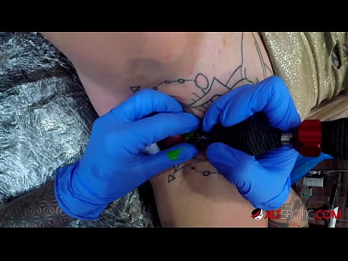 ❤️ Ekstrèmman tatoue hottie Sully Savage te fè yon tatoo sou klitoris li ️ Bèl pònografi nan ht.super-vip.top ❌️